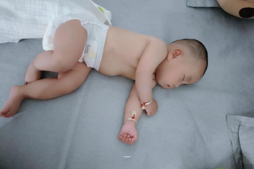 东至几个月宝宝会抬头
